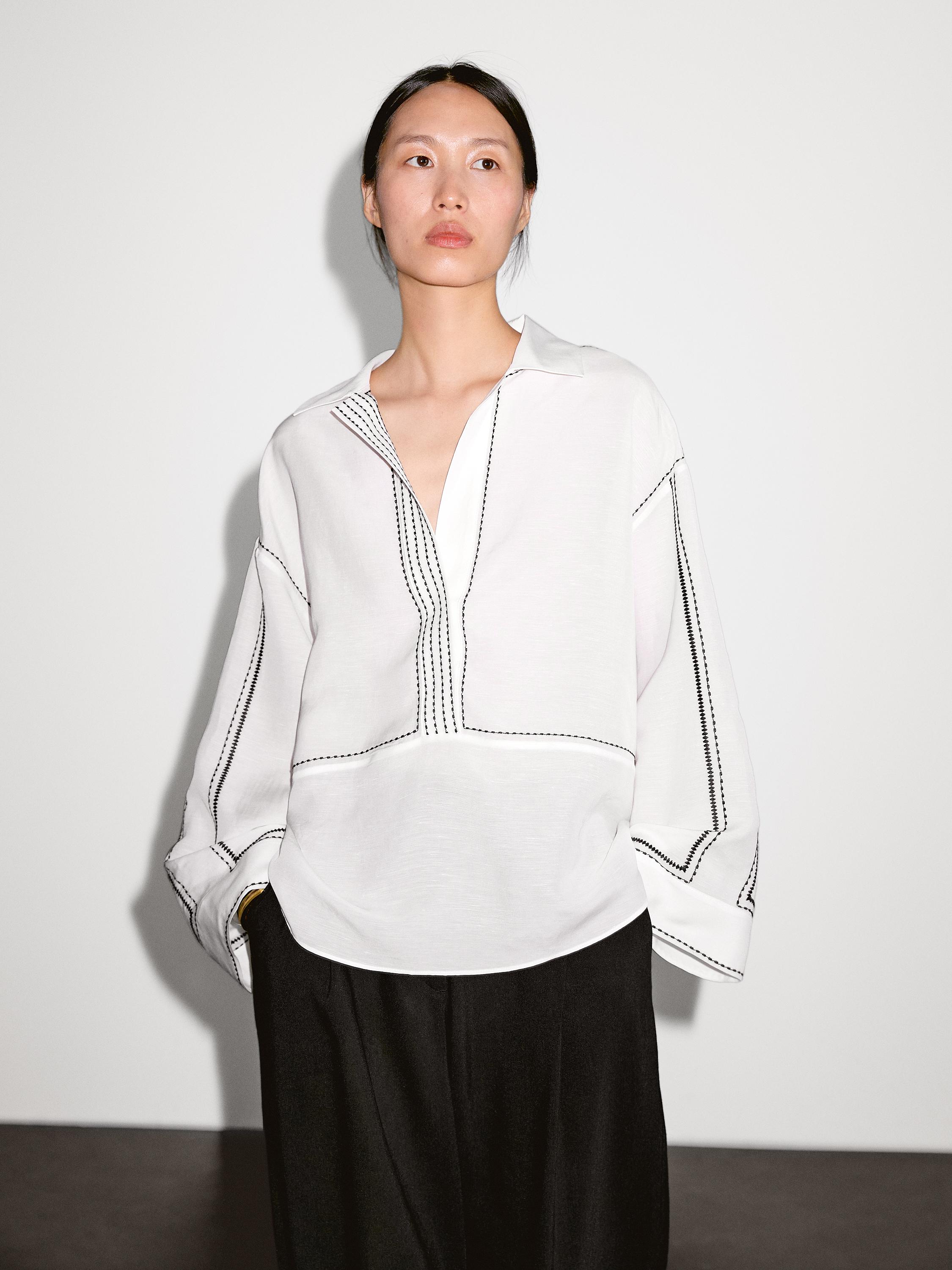 Loose-fitting blouse with contrast details